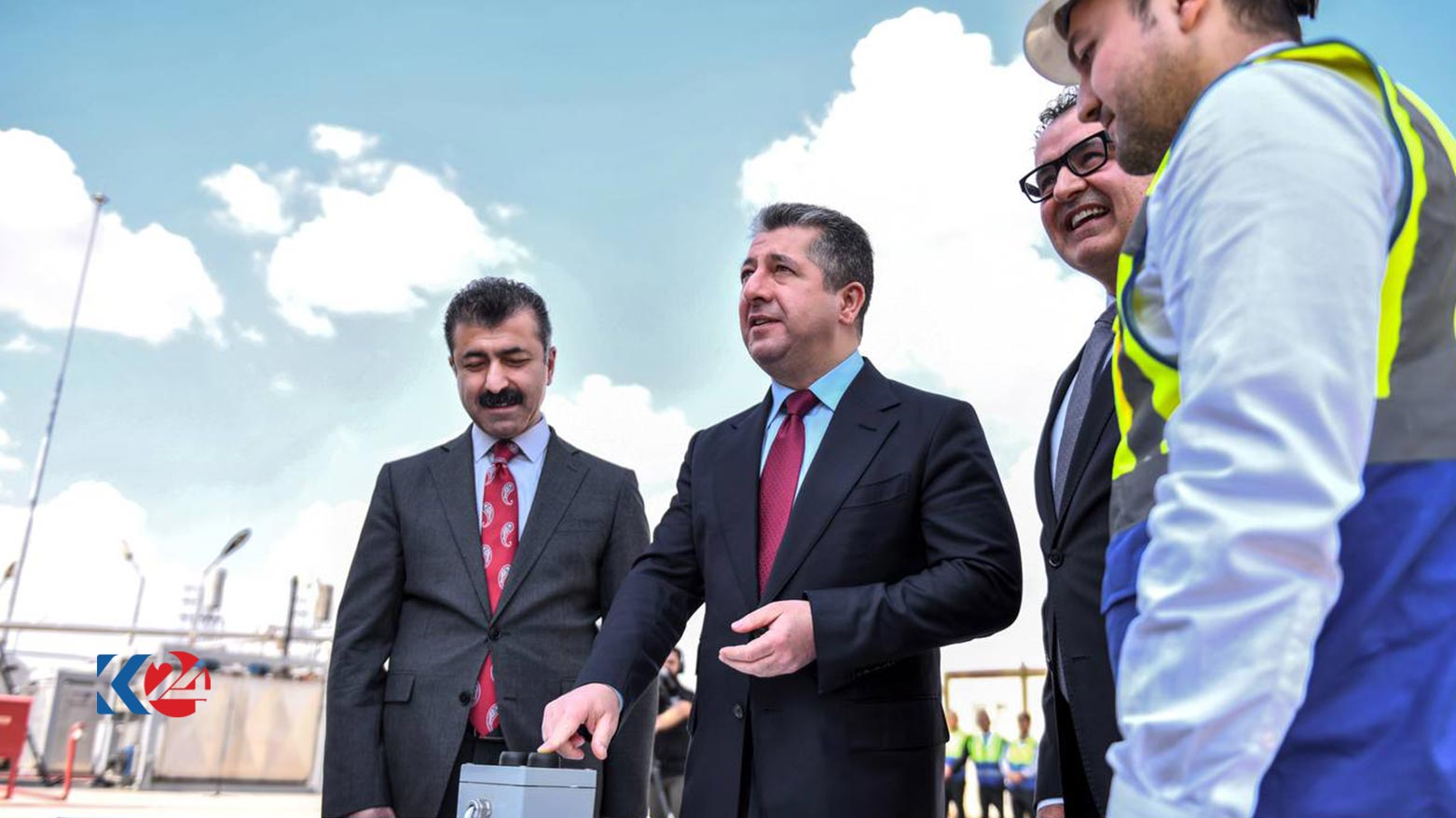 Prime Minister Masrour Barzani (second from left) operating equipment at the asphalt plant, Oct. 17, 2023. (Photo: KRG)