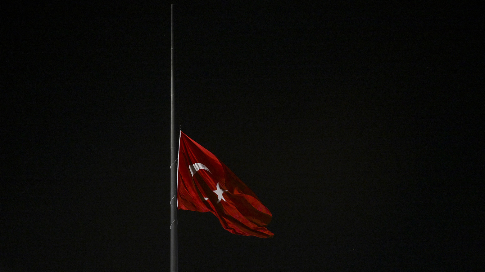 Milli yas ilanının ardından tüm Türkiye'de bayraklar yarıya indirildi