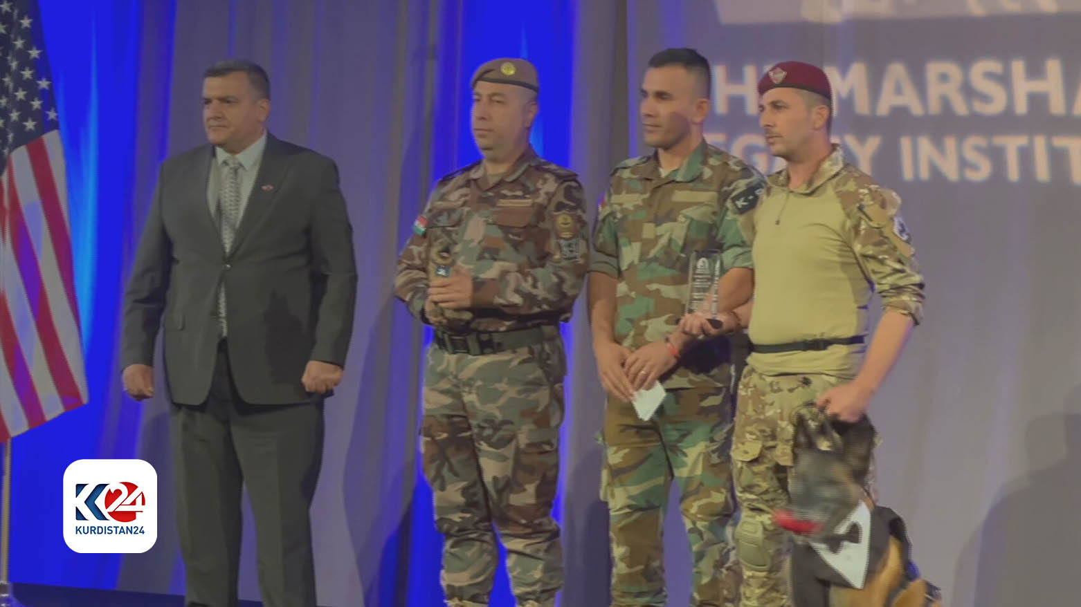 پەیمانگەی مارشاڵ پێشمەرگەیەک خەڵات دەکات