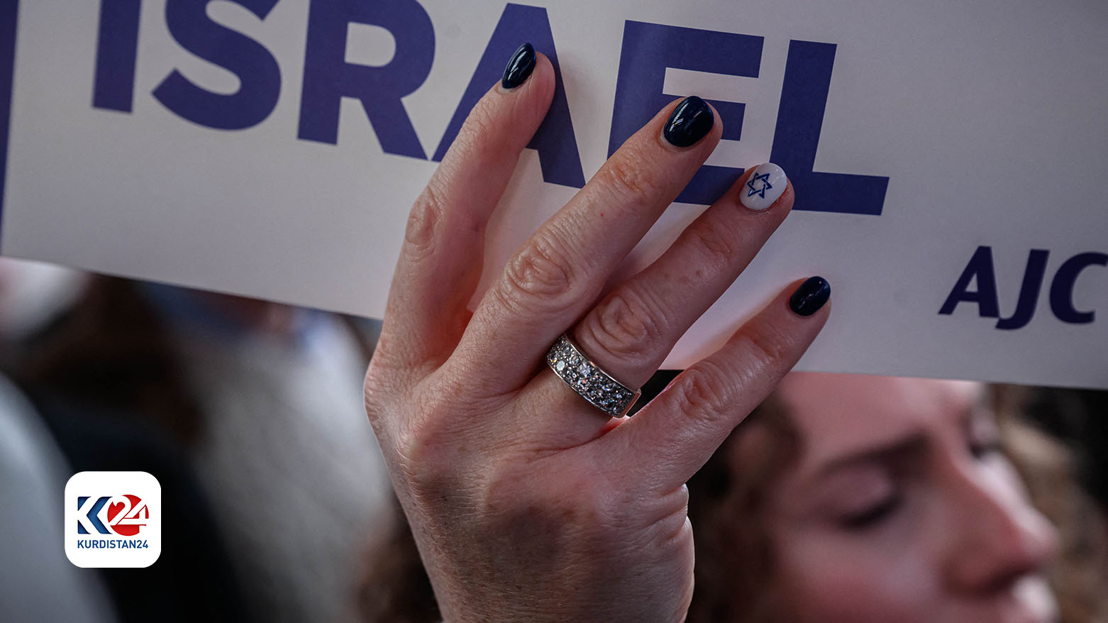 Jineke Israîlî xem û nîgeraniyên xwe diyar dike - wêne: AFP