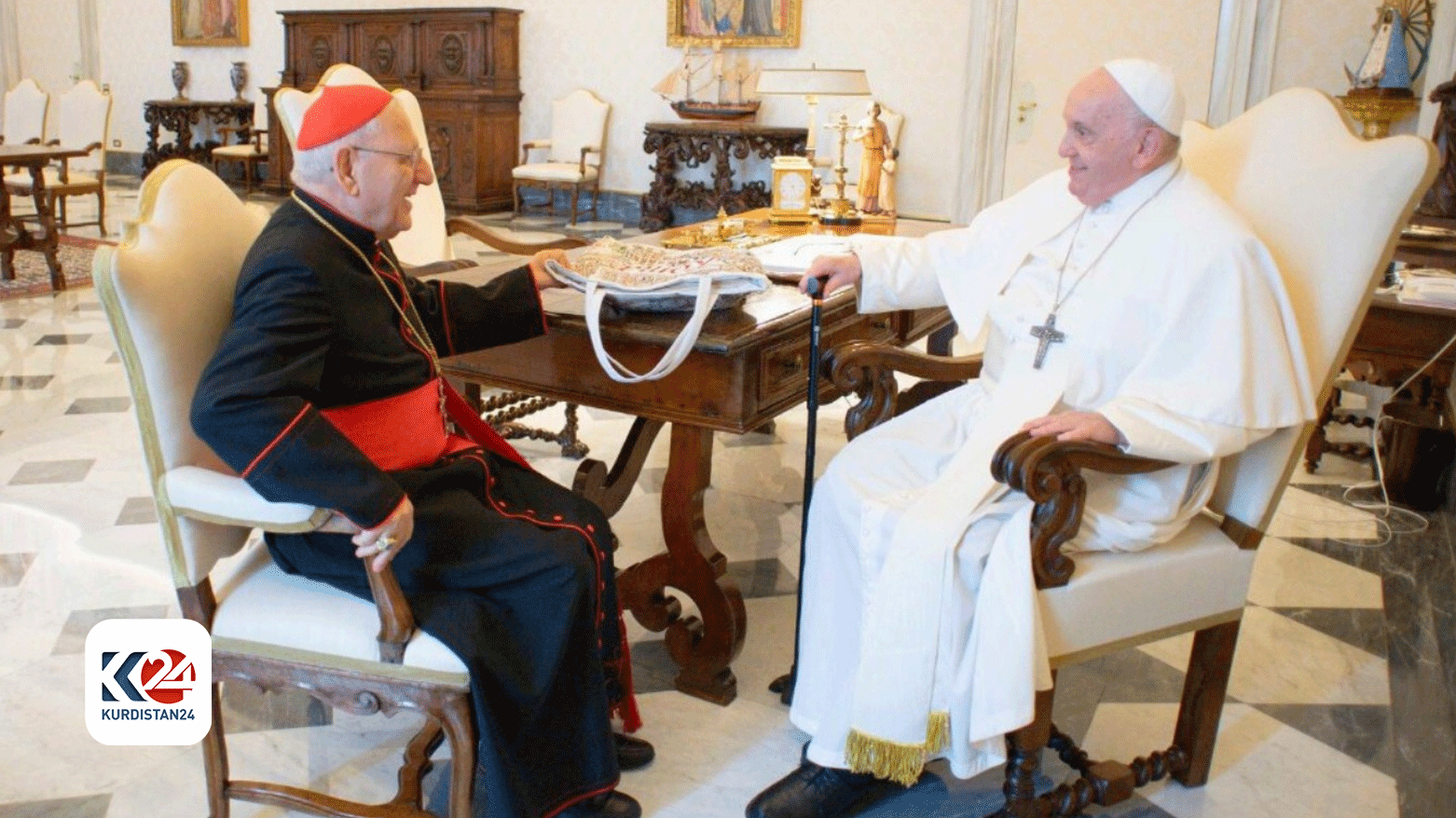 بابا الفاتيكان فرنسيس وبطريرك الكنيسة الكلدانية في العراق والعالم الكاردينال لويس ساكو