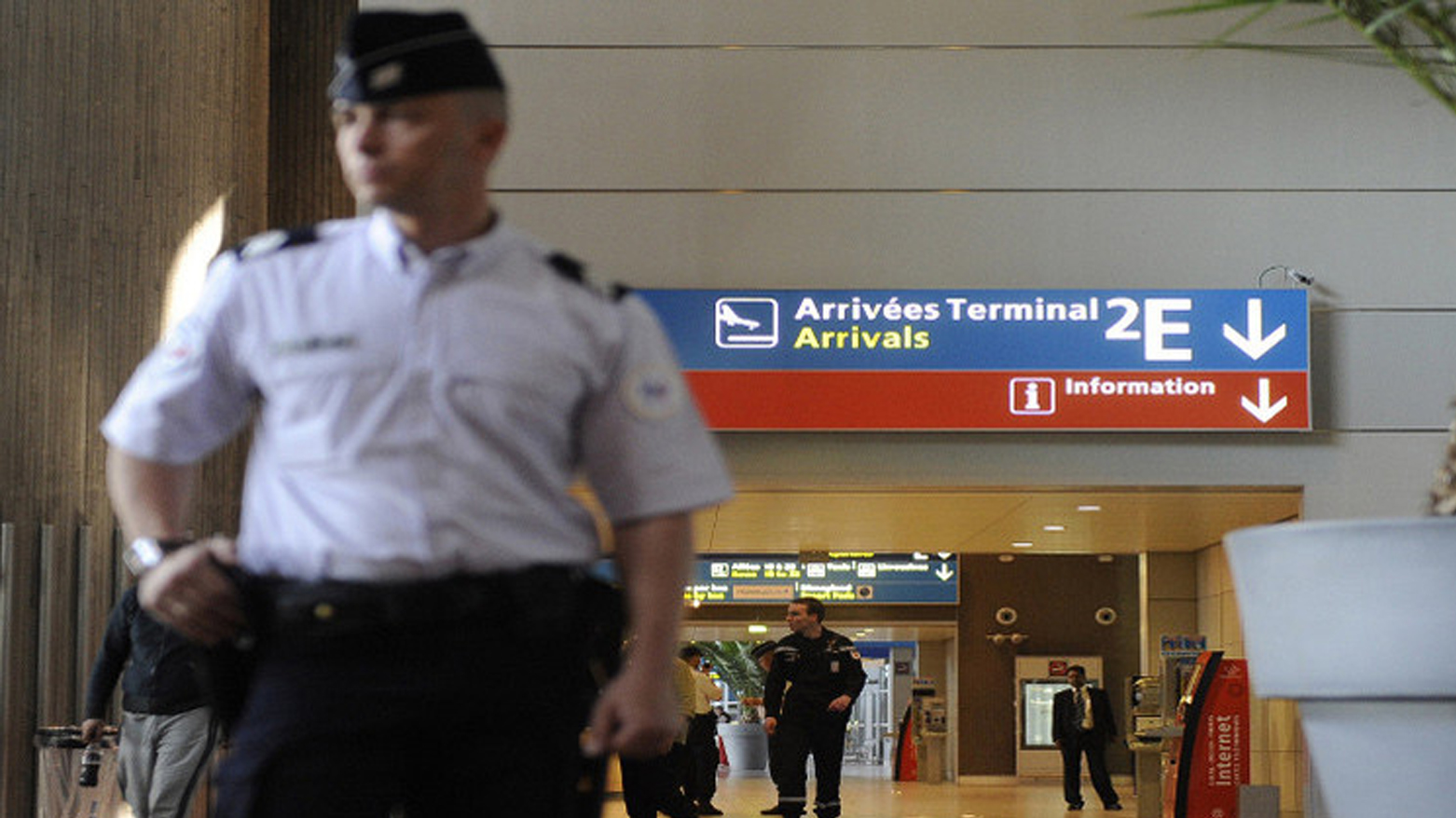 رجل أمن يقف أمام مدخل المسافرين بمطار شارل ديغول في فرنسا (رويترز)