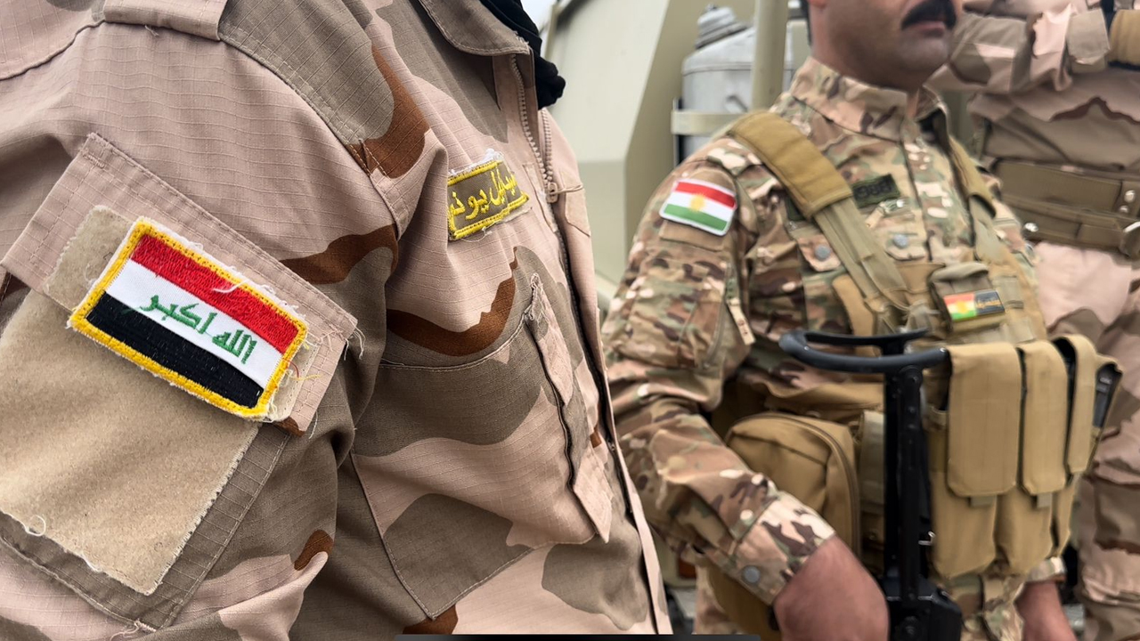 A Kurdish Peshmerga officer (right) is pictured with an Iraqi soldier in Kurdistan Region's Garmiyan region, Oct. 4, 2023. (Photo: Harem Jaff/Kurdistan 24)