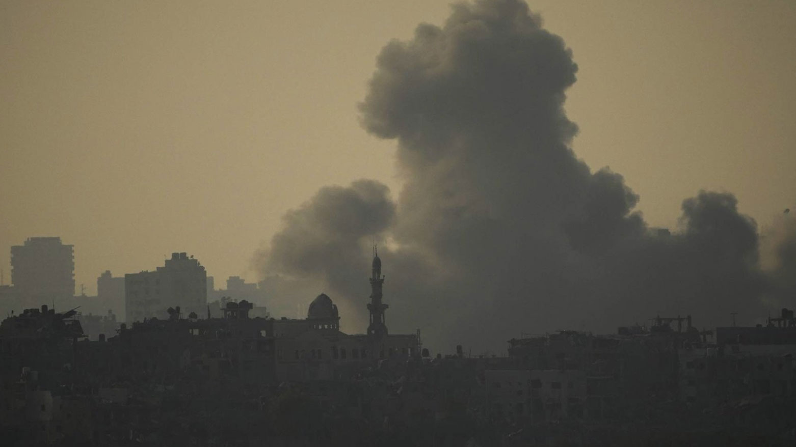 شەوی رابردوو لە هێرشەکانی ئیسرائیلدا زیاتر لە 100 کەس لە کەرتی غەززە کوژراون