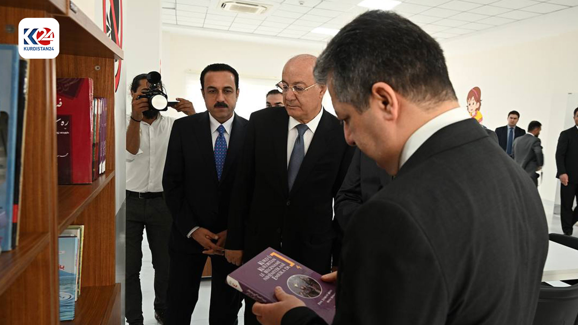 Kurdistan Region Prime Minister Masrour Barzani (right) visiting the library of Majidi Primary School and Kindergarten, Oct. 25, 2023. (Photo: Kurdistan 24)