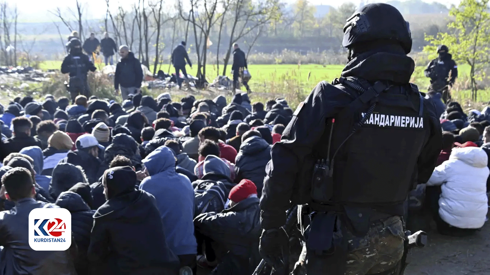مهاجرون عالقون قرب الحدود بين صربيا والمجر / AP