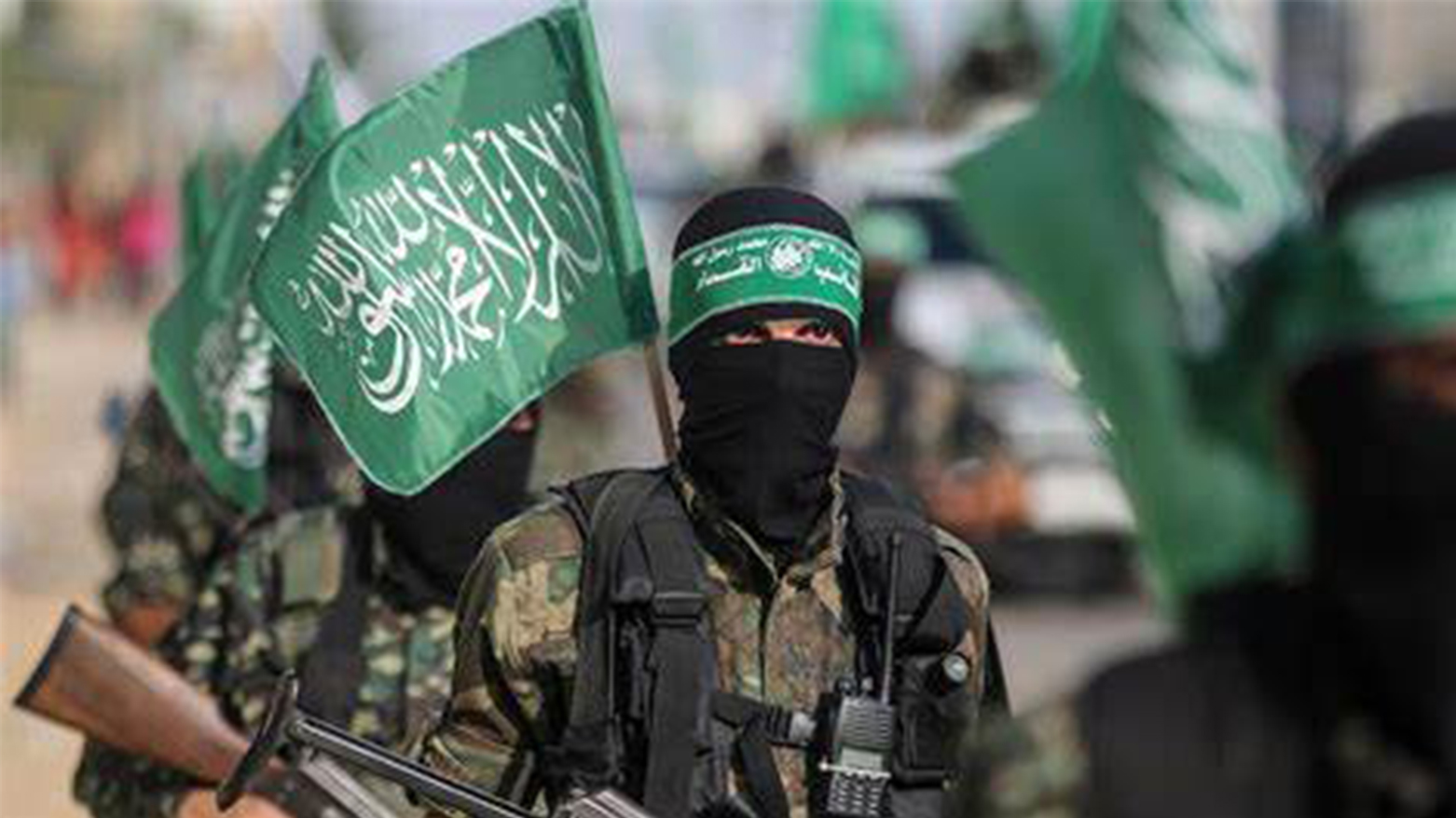 مسلحون من كتائب عزالدين القسام الجناح المسلح لحركة حماس (رويترز)