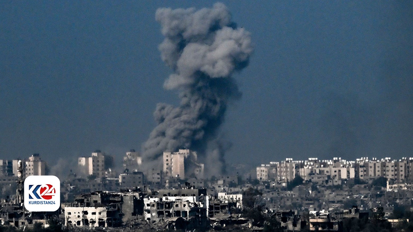 صورة تم التقاطها في مدينة سديروت لقصفٍ إسرائيلي يطالُ قطاع غزة / AFP