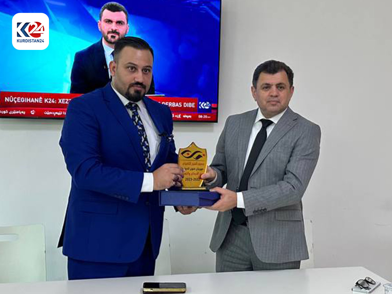 خەڵاتکردنی ئەحمەد زاوێتەیی، بەڕێوەبەری گشتیی دامەزراوەی کوردستان24
