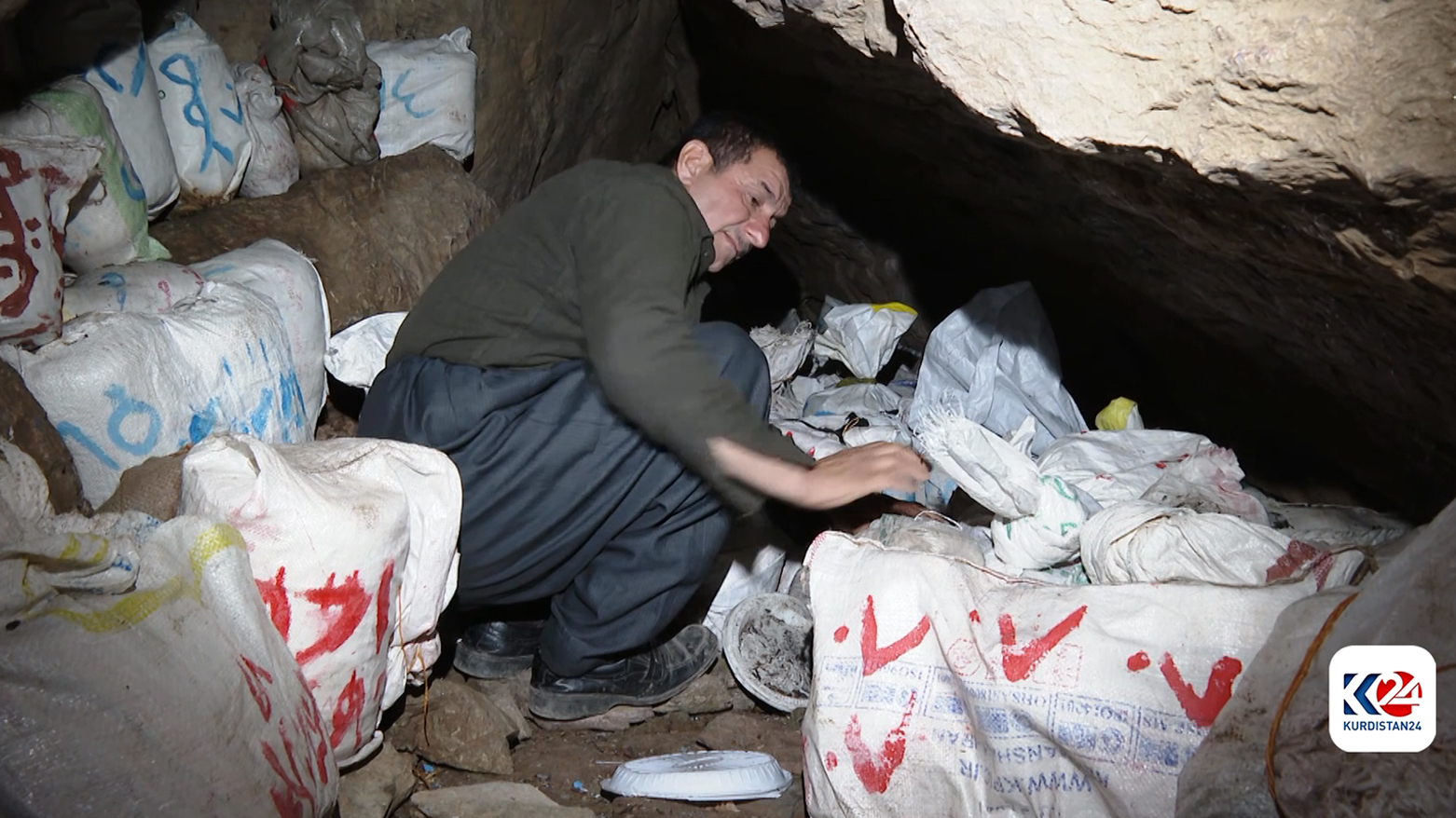 A kunapeest visitor inspects his preserved batches. (Photo: Kurdistan 24)