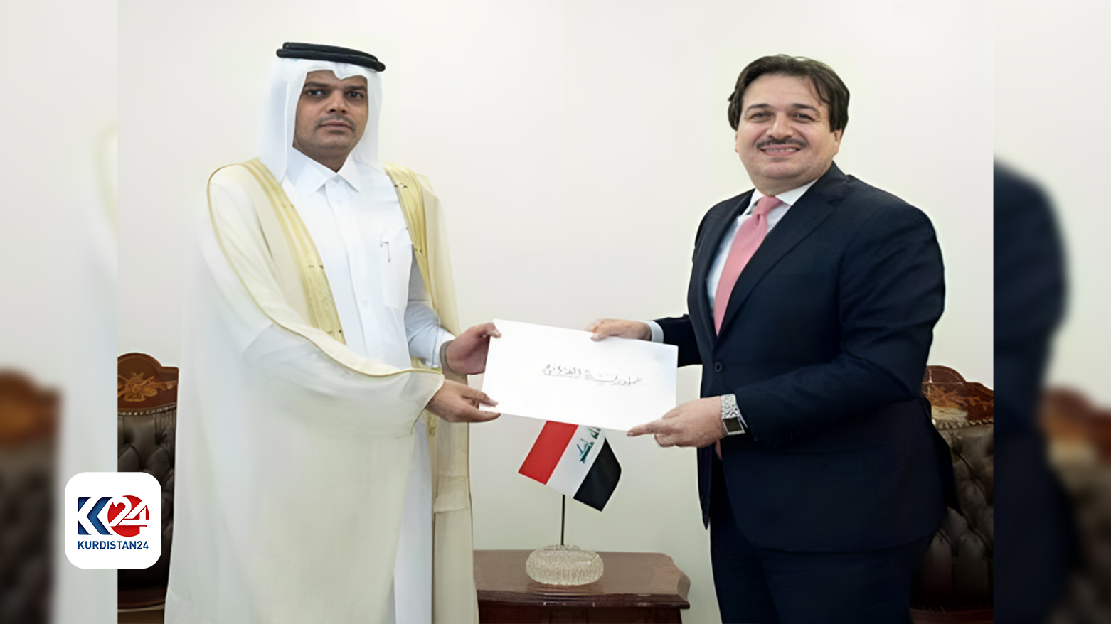 Ammar Dawood, Head of the Protocol Department at the Iraqi Ministry of Foreign Affairs (right), posing for a picture with the new Consul General of Qatar in Erbil, Hussein bin Ali al-Fadala. (Photo: Qatar Ministry of Foreign Affairs)