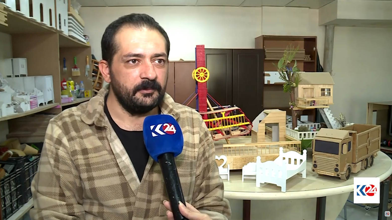 Selman Şen pêleyîstokan bi diyarî dide zarokên nexweş