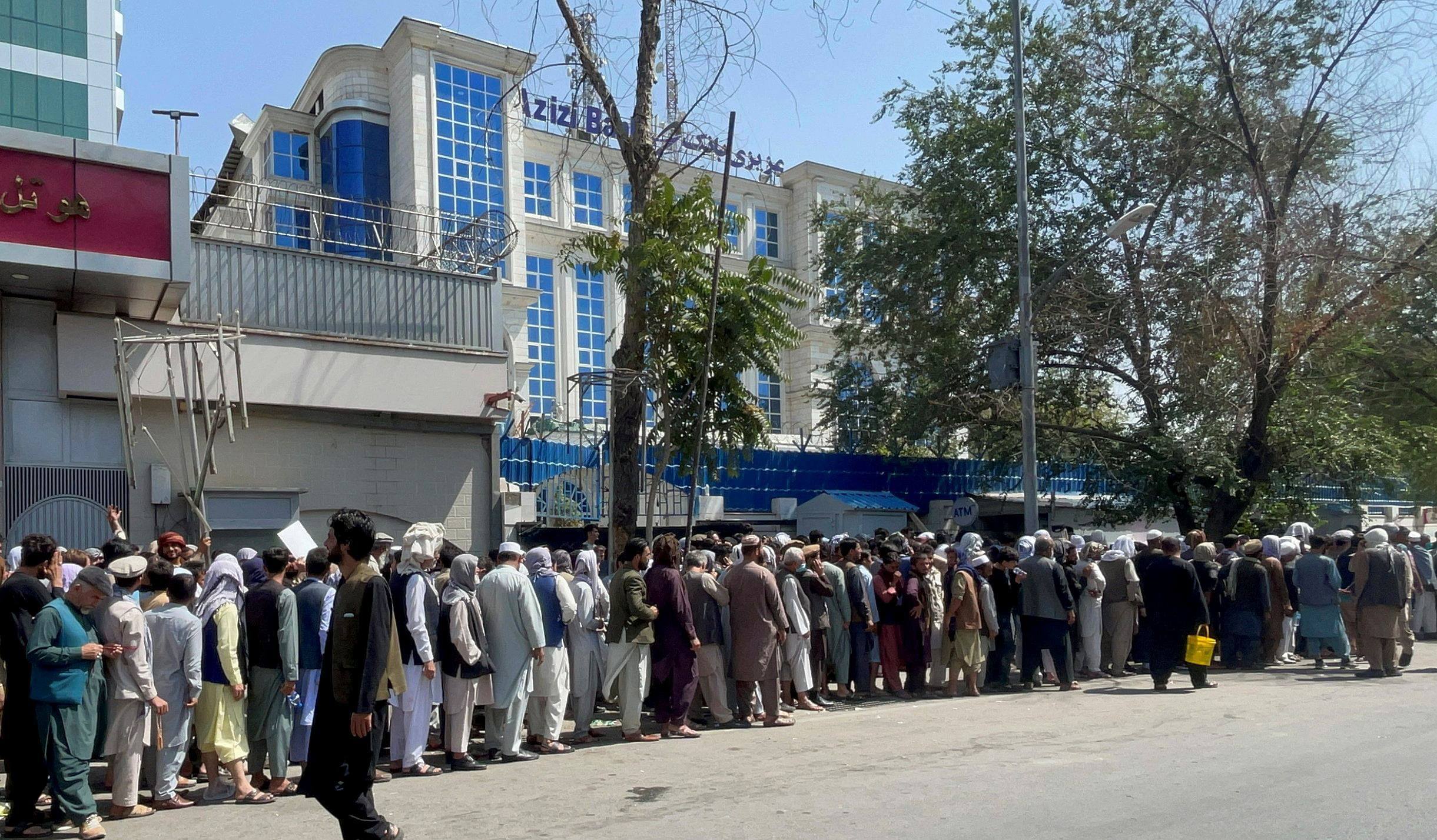 نۆره&zwnj;ی هاووڵاتیانی ئه&zwnj;فغانستان بۆ وه&zwnj;رگرتنه&zwnj;وه&zwnj;ی پاره&zwnj; له&zwnj; بانك