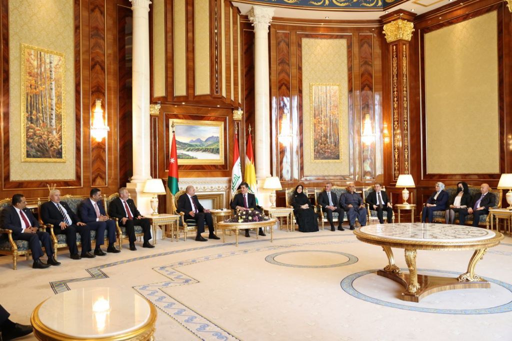 نێچیرڤان بارزانی، سه‌رۆكی هه‌رێمی كوردستان پێشوازی لە عەبدولمونعم ئەلعەودات، سەرۆکى پەرلەمانى شانشینى ئوردنیى هاشمى و شاندێکى یاوەرى کرد