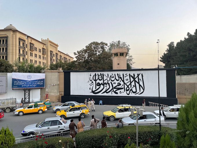 علم حركة طالبان هلى جدران السفارة الامريكية