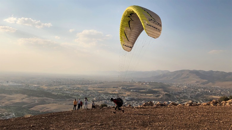 Paragliders compete in the Kurdistan Region's Duhok province, Sept. 3, 2021. (Photo:  Kurmanj Nhili/Kurdistan 24)