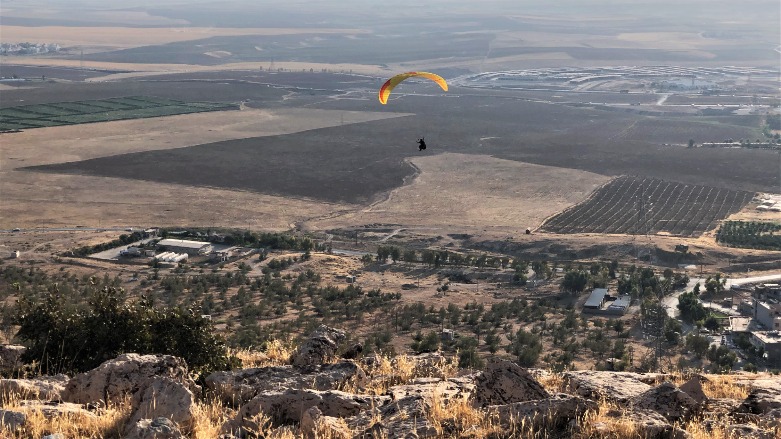 Paragliders compete in the Kurdistan Region's Duhok province, Sept. 3, 2021. (Photo: Kurmanj Nhili/Kurdistan 24)