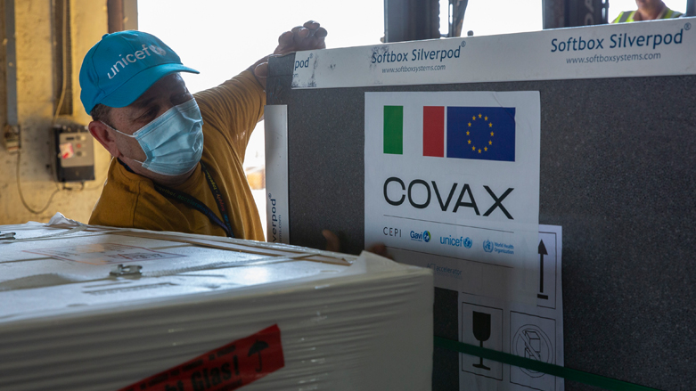 A worker unloads a vaccine batch donated by Italy to Iraq, Sept. 12, 2021. (Photo: UNICEF/Twitter)