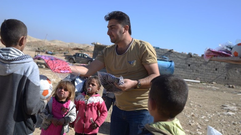 Farhad Shamo providing humanitarian aid on Mountain Sinjar. (Photo: Farhad Shamo)