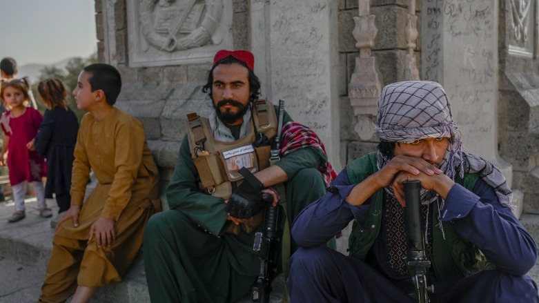 Taliban fighters (L) keep watch at the Kabul zoo on September 17, 2021. (Bulent Kilic / AFP)