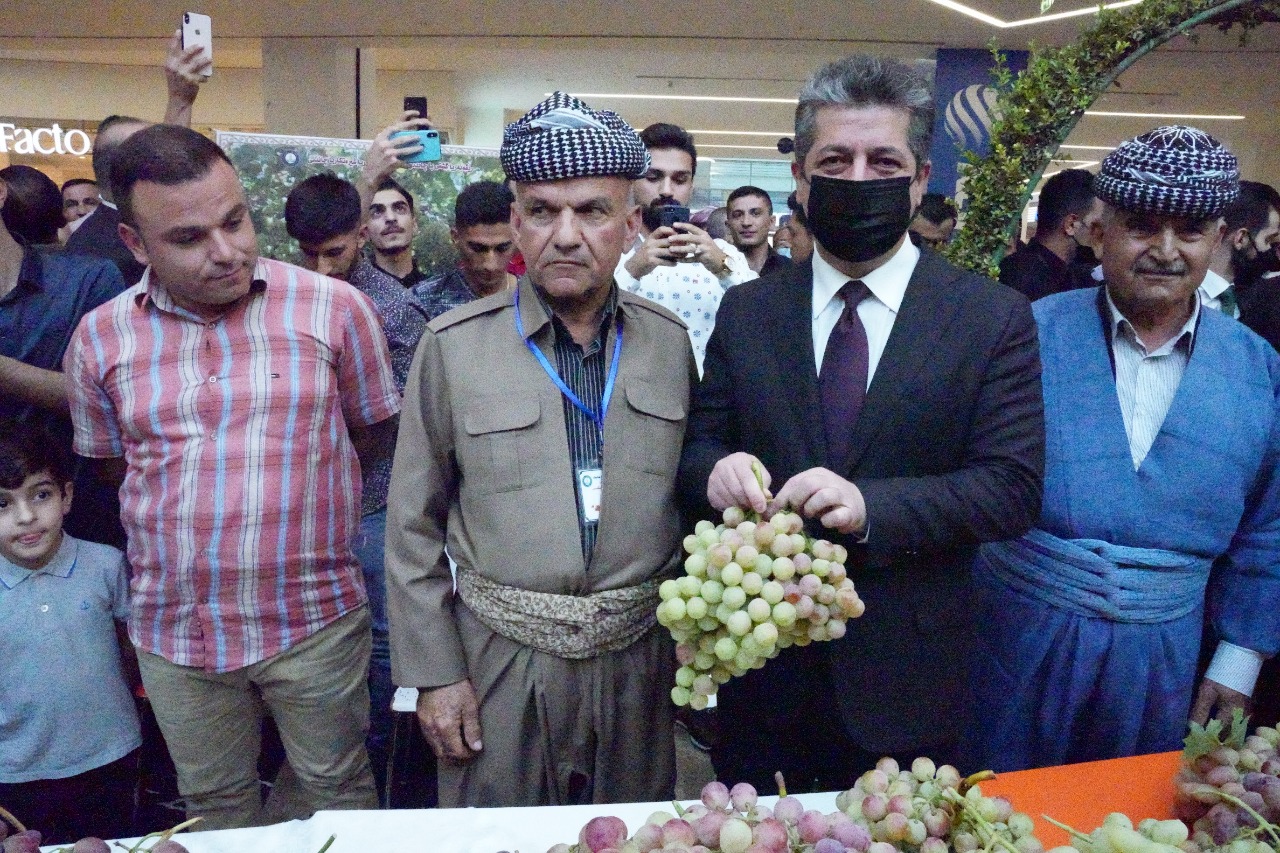 مسرور بارزانی، نخست وزیر اقلیم کوردستان در هنگام بازدید از نمایشگاه سالانه محصولات کشاورزی دهوک