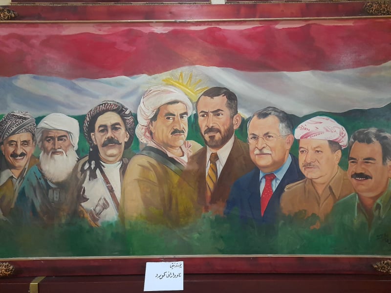 ژمارەیەک سەرکردەی گەلی کورد لە تابلۆیەکی پێشانگاکە