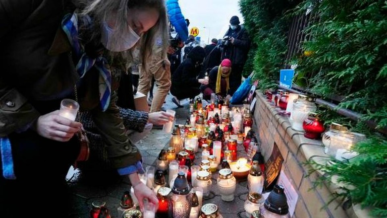 Warsaw residents place candles before the national Border Guards Headquarters in Warsaw, Poland, as a sign of mourning for four migrants found dead over the weekend along the border between Poland and Belarus. (Photo: AP)