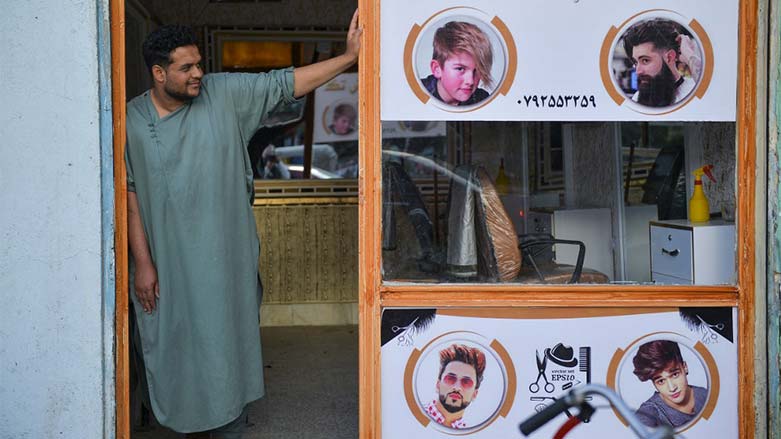 Afganistan'da bir berber dükkanı (Foto: AFP)