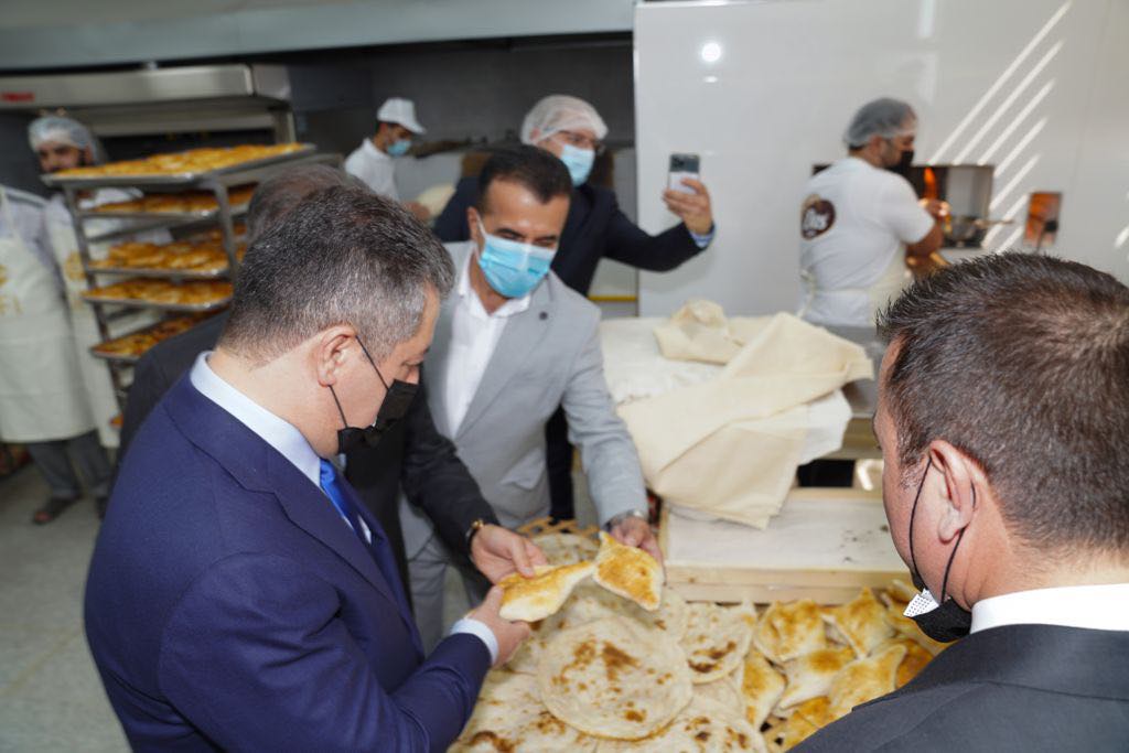 KRG PM Barzani visits a bakery inside the flour factory to see freshly-baked bread, Sept. 27, 2021. (Photo: KRG)