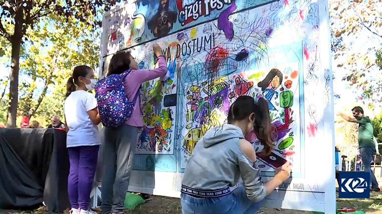 Li Stenbolê zarok û hunermendan di festîvalekê de karîkatur xêz kir