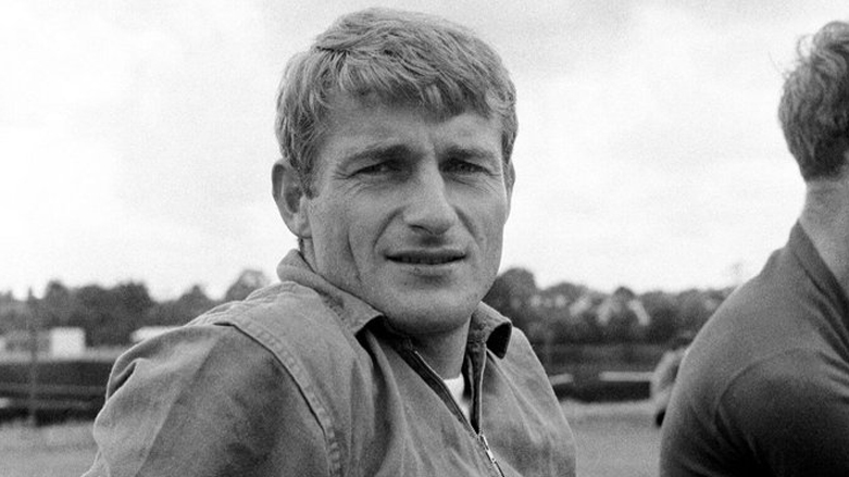 وفاة المهاجم الإنكليزي الفائز بكأس العالم روجر هانت عن 83 عاماً