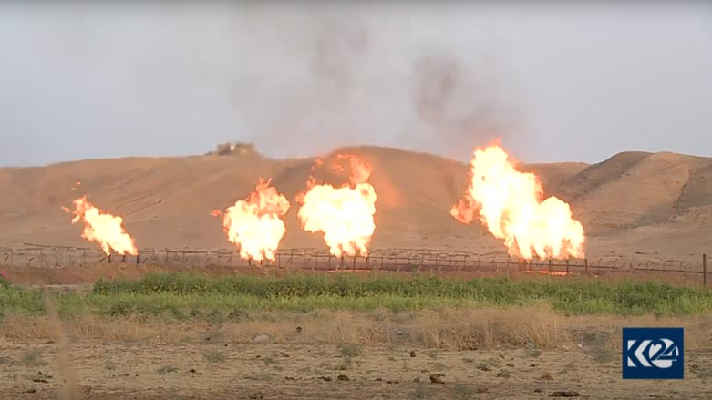خط الأنابيب الذي ثُقب تتم فيه سرقة النفط من خلال الناقلات على بعد 300 متر من نقطة تابعة للجيش العراقي