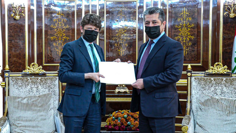 Prime Minister Barzani (Right) receiving the French president Emmanuel Macron’s letter from the French Consul General Olivier Decottignies, Sept. 30, 2021. (Photo: KRG)