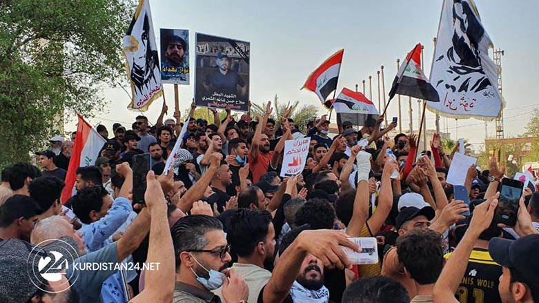 Protestors raising placards on which "Iran does not rule Iraq" hashtags were written in Arabic, Sept 2, 2022. (Photo: Sheevan Jabary/Kurdistan 24)