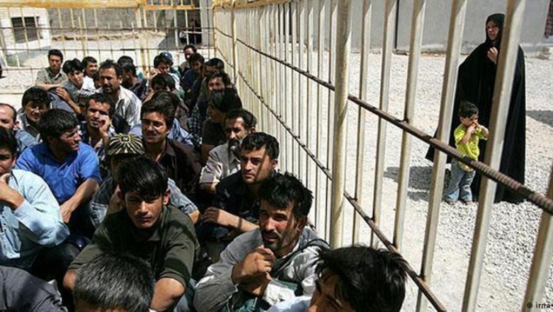 گروهی از پناهجویان افغانستانی در ایران