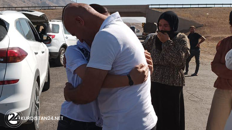 استقبال از دختر ایزدی آزاد شده از دست داعش در ورودی زاخو