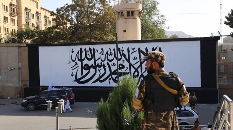 ئاڵای ئیماره‌تی ئیسلامی ئه‌فغانستان به‌سه‌ر دیواری باڵیۆزخانه‌ی پێشووی ئه‌مه‌ریكا له‌ كابووڵ