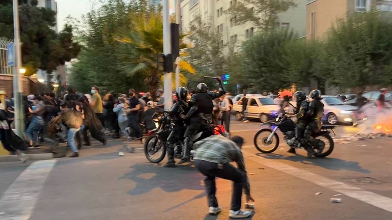 Iranian police officers clash with demonstrators in Tehran. Police said Amini fell into a coma as she waited with other detained women at a morality police station, rejecting allegations that she was probably beaten (Photo: AFP).