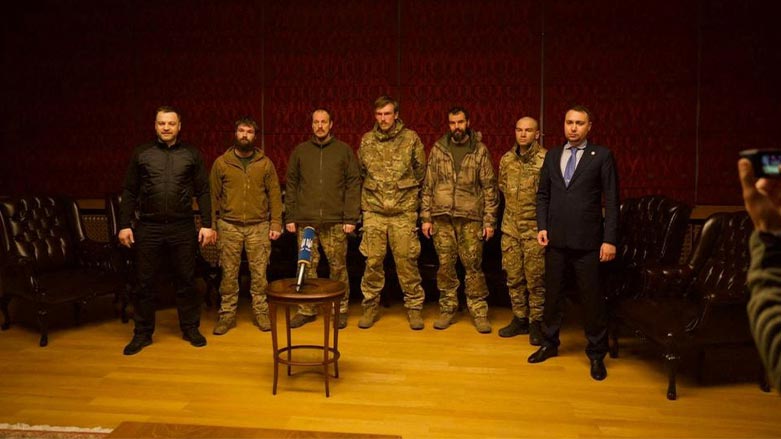 İade edilenler arasındaki Azov Birliği komutanları (Foto: Reuters)