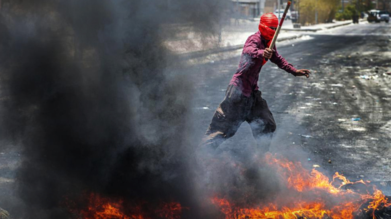 متظاهرون يحرقون إطارات السيارات لإغلاق الطرق خلال مظاهرة تطالب بتحسين الكهرباء في البصرة عام 2021 (صورة: أسوشيتيد برس - نبيل الجوراني)