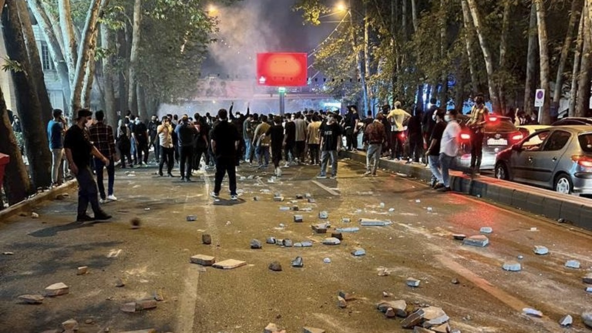 صحنه‌ی درگیر‌ی‌ها در یکی از خیابان‌های تهران