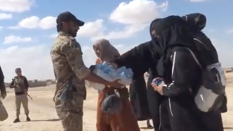 100 Syrians returned to northeast Syria after being deported from Turkey (Photo: Screenshot SDF video)