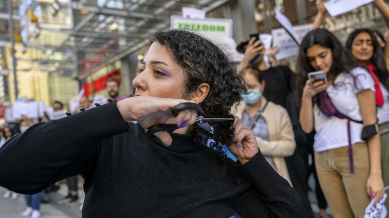 ناشطة تقص شعرها في مدينة نيويورك احتجاجا على وفاة مهسا أميني في إيران