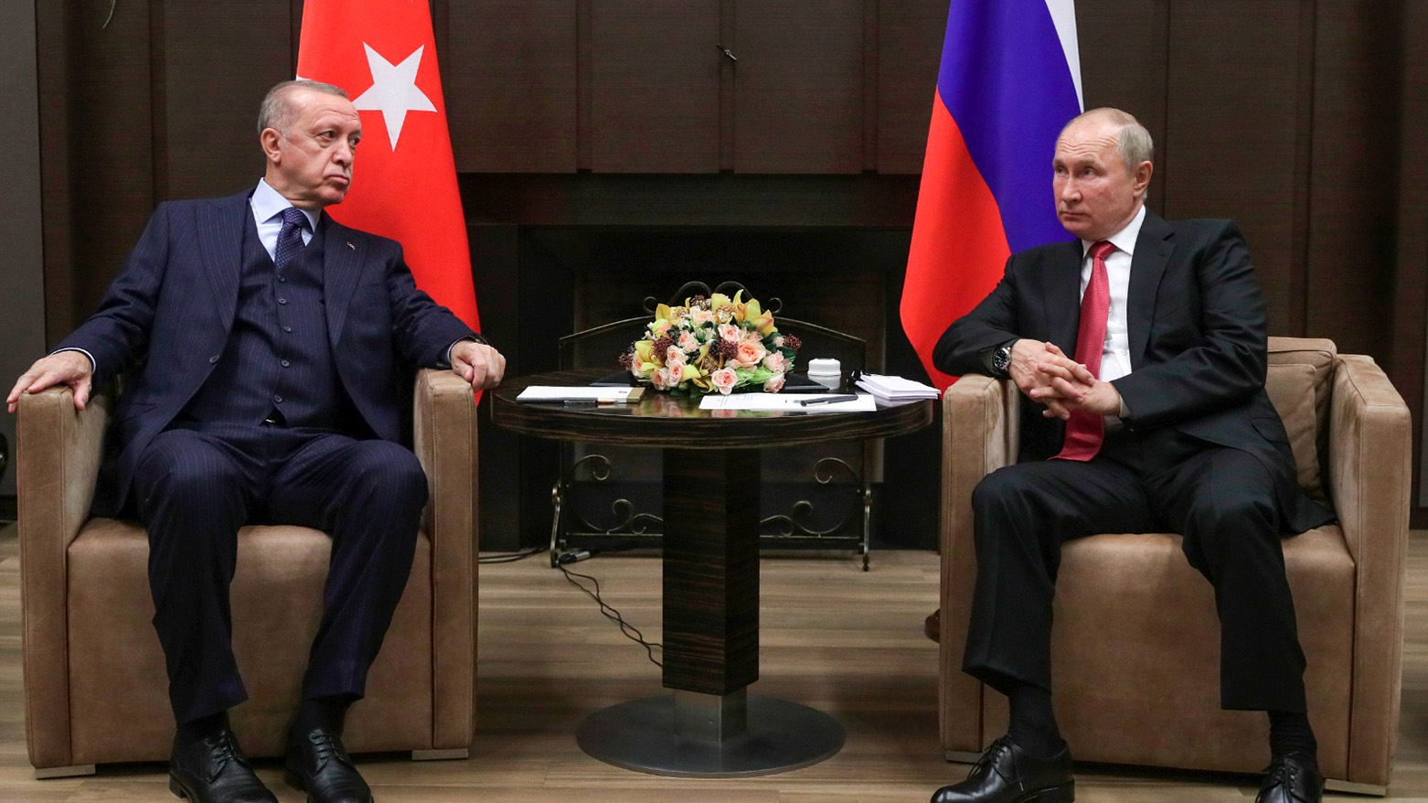 Russian President Vladimir Putin, right, and Turkish President Recep Tayyip Erdogan talk to each other during their meeting in the Bocharov Ruchei residence in the Black Sea resort of Sochi, Russia, Sept. 29, 2021. Turkish. (Photo: AP)