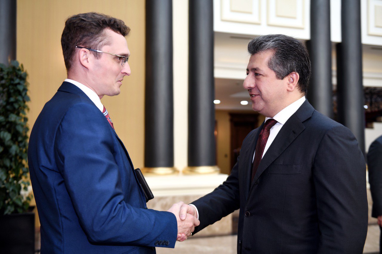 Kurdistan Region Prime Minister Masrour Barzani (right) shaking hands with Canadian MP Tom Kmiec, Sept. 4, 2023. (Photo: KRG)