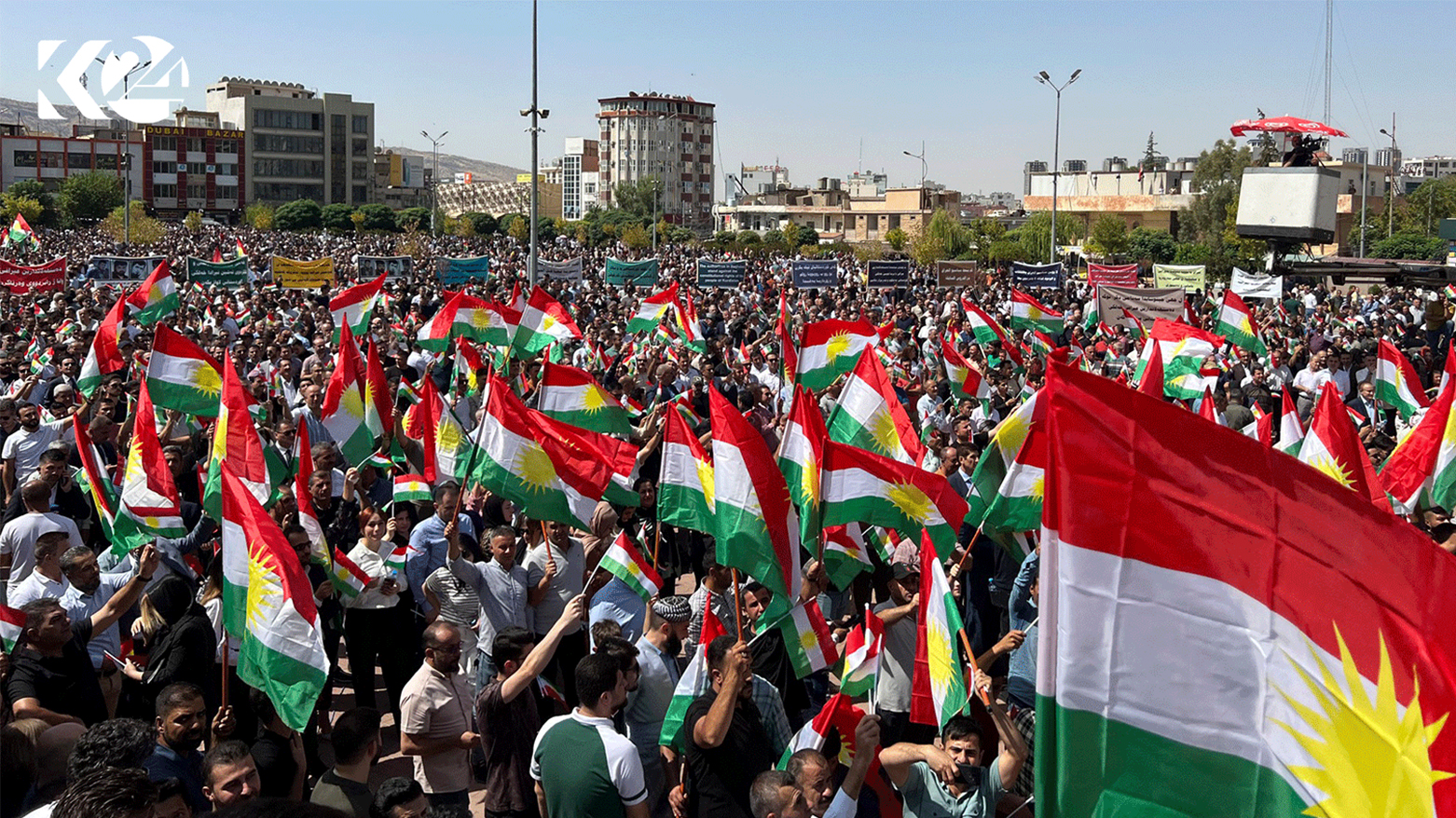 بالصور.. آلاف الكورد في دهوك يتظاهرون ضد سياسات بغداد تجاه إقليم كوردستان