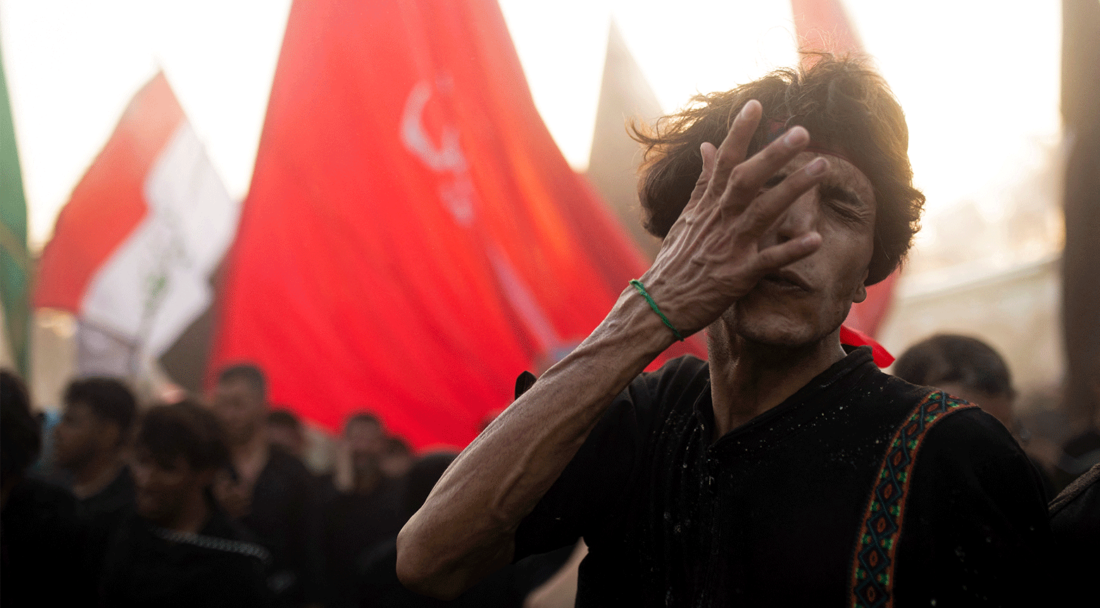 موسڵمانێکی شیعە مەزهەب لە رێورەسمی چلەی ماتەمینی ئیمام حوسێن لە کەربەلا - وێنە: AFP