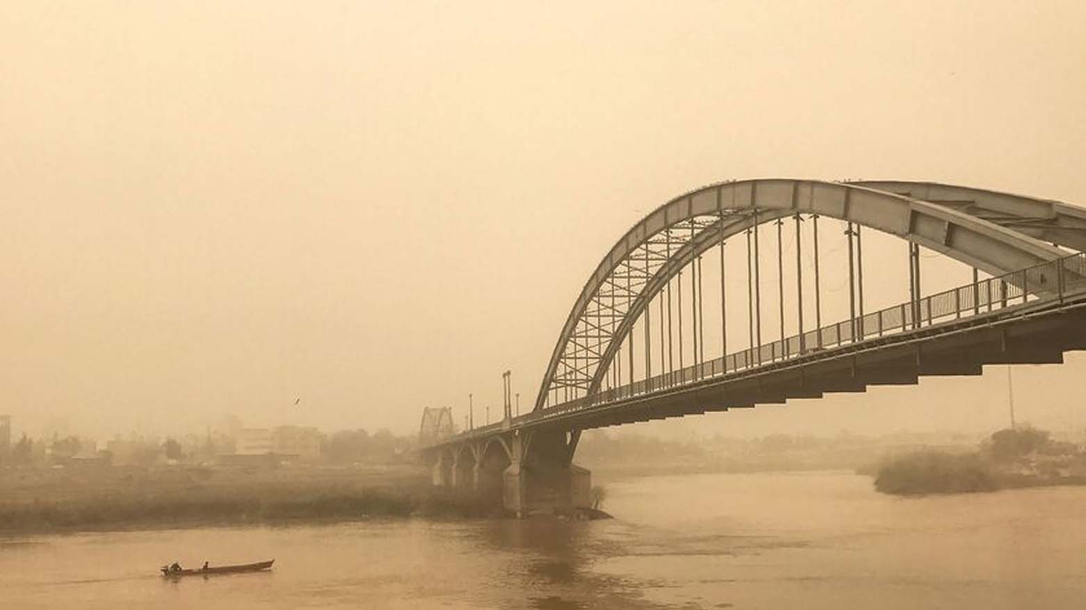 A picture taken on February 18, 2017, shows a general view of a bridge in the Iranian city of Ahvaz during a sandstorm. (Photo: Morteza Jaberian/AFP)