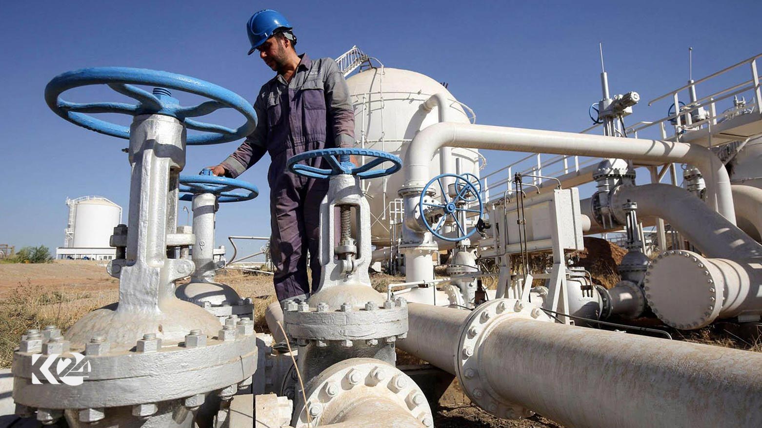 An Iraqi oil employee checks pipelines at the Bai Hassan oil field, west of Kirkuk. (Photo: Ahmed al-Rubaye/ AFP)