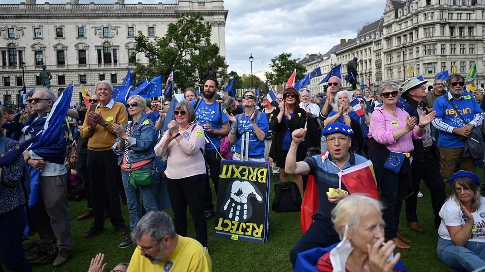 بريطانيون يتظاهرون لعودة بلادهم للاتحاد الأوروبي (فرانس برس)